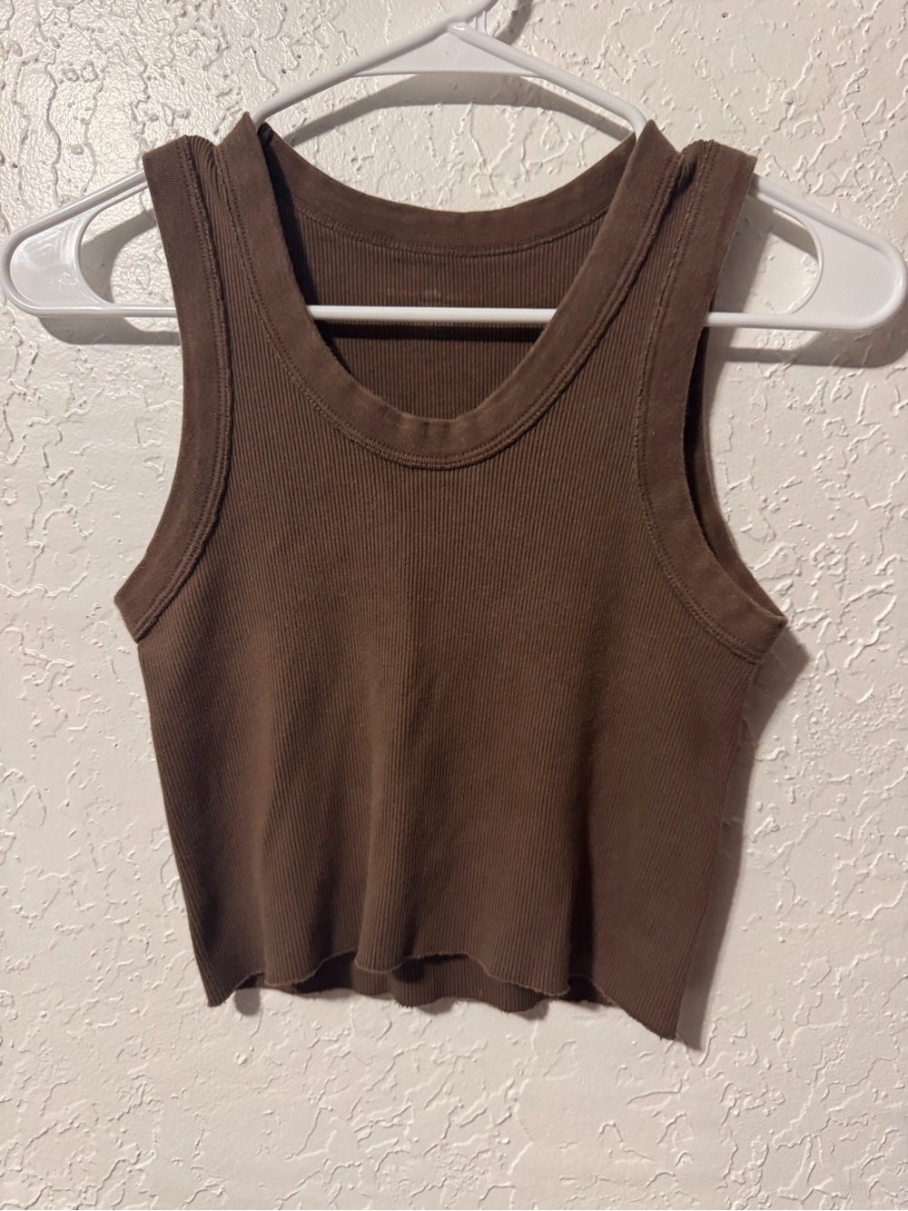 Brandy Melville Raw Edge Cropped Tank Top
Brown
One size